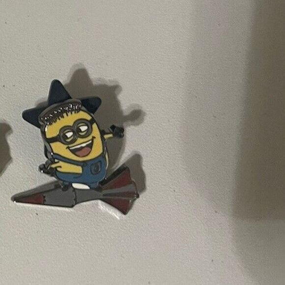 Universal Studios Despicable Me Minion Pin - Picture 5 of 5